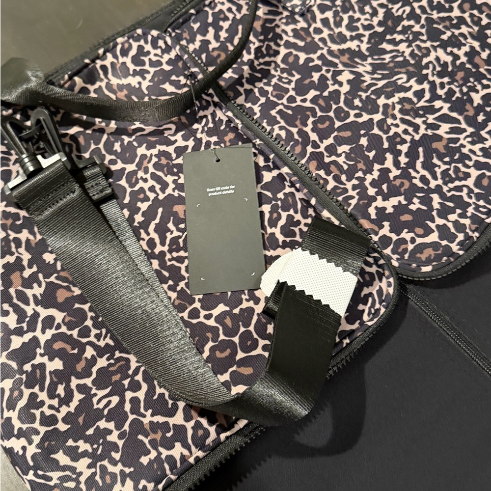 Fabletics trendy convertible Stylish Leopard Prin… - image 9